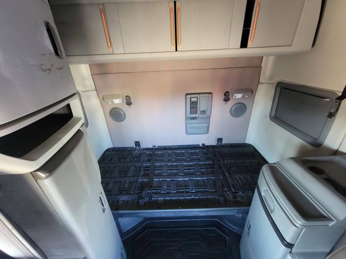 2021 Volvo VNL84T740-9