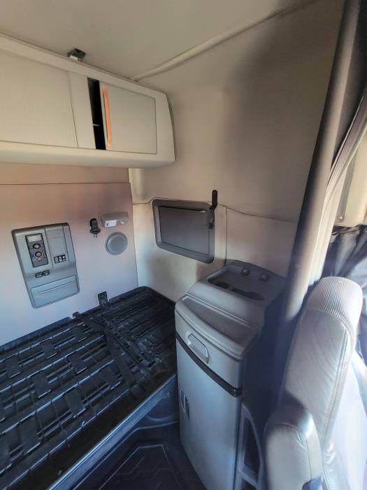 2021 Volvo VNL84T740-21