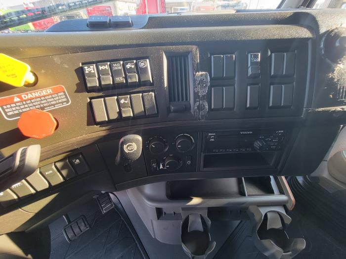 2021 Volvo VNL84T740-26