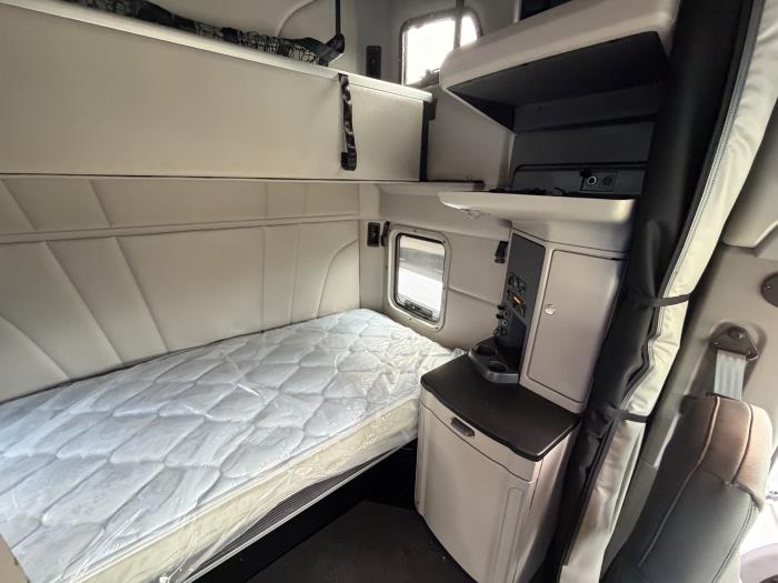 2027 Peterbilt 579-12