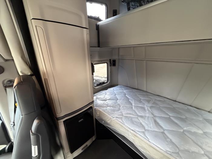 2027 Peterbilt 579-13