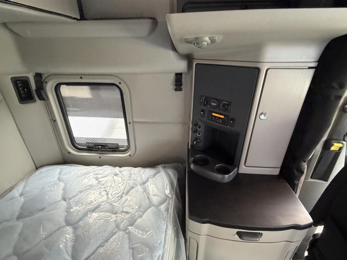 2027 Peterbilt 579-15