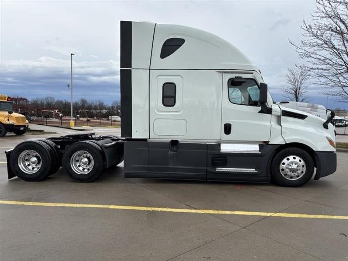 2023 Freightliner Cascadia-8