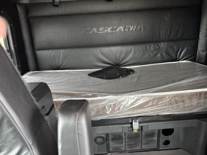 2023 Freightliner Cascadia-12