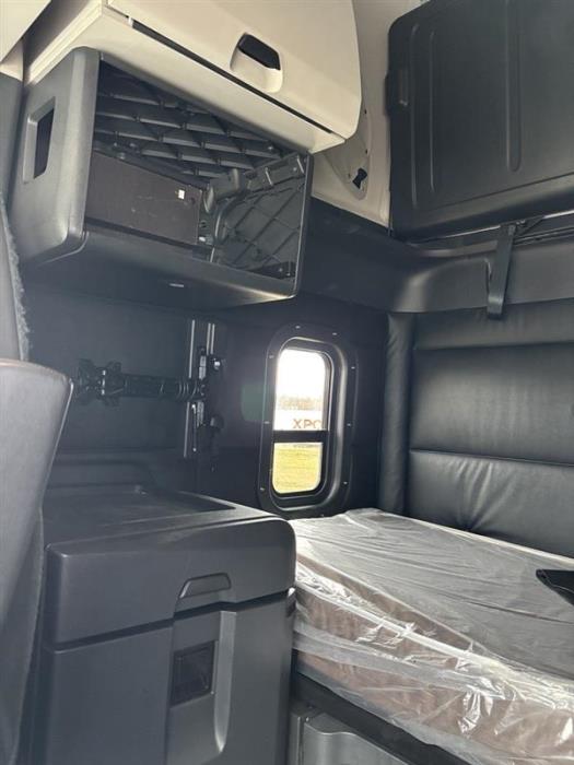 2023 Freightliner Cascadia-14