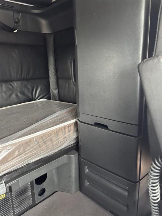 2023 Freightliner Cascadia-15