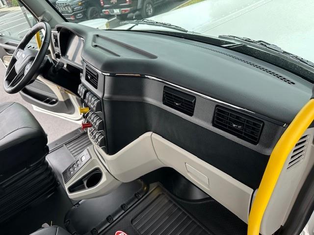 2027 Peterbilt 589-21