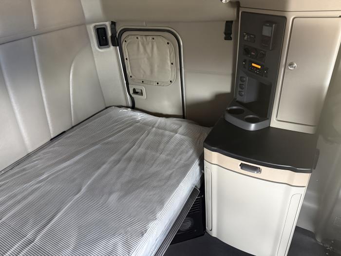 2023 Peterbilt 579-18