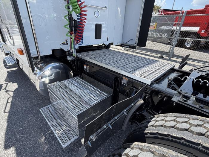 2027 Peterbilt 589-4