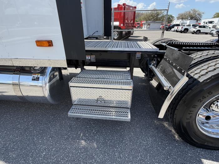 2027 Peterbilt 589-6