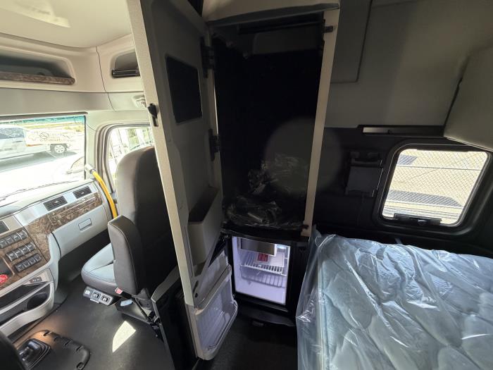 2027 Peterbilt 589-28