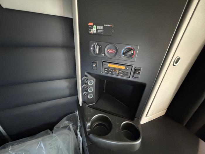 2027 Peterbilt 589-30