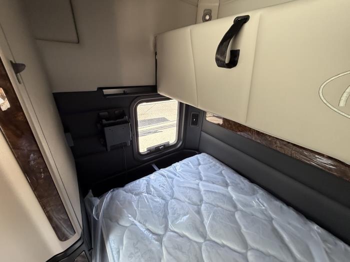 2027 Peterbilt 589-32