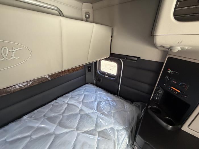 2027 Peterbilt 589-33