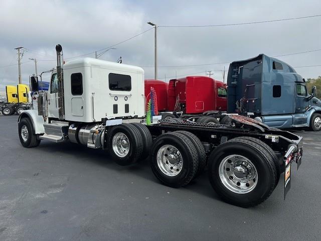 2027 Peterbilt 589-3
