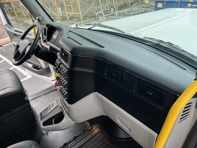 2027 Peterbilt 589-20