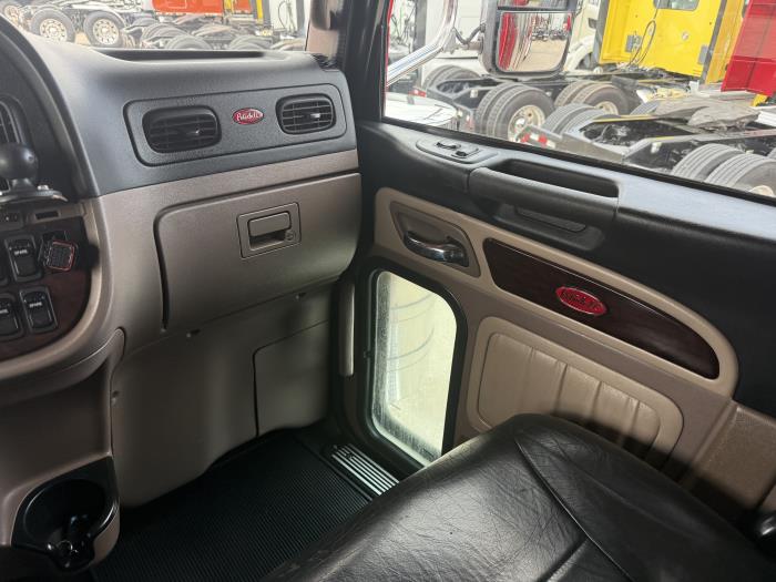 2022 Peterbilt 389-8