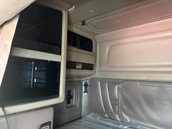 2022 Peterbilt 389-10