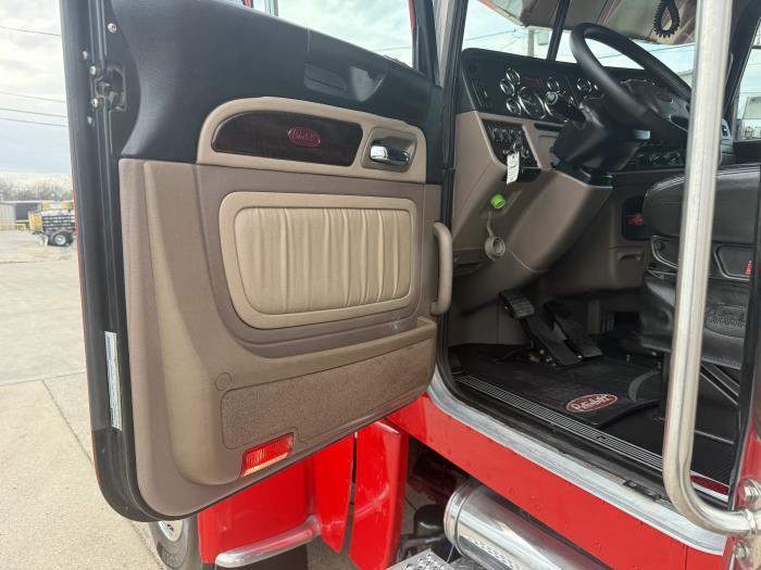 2022 Peterbilt 389-16