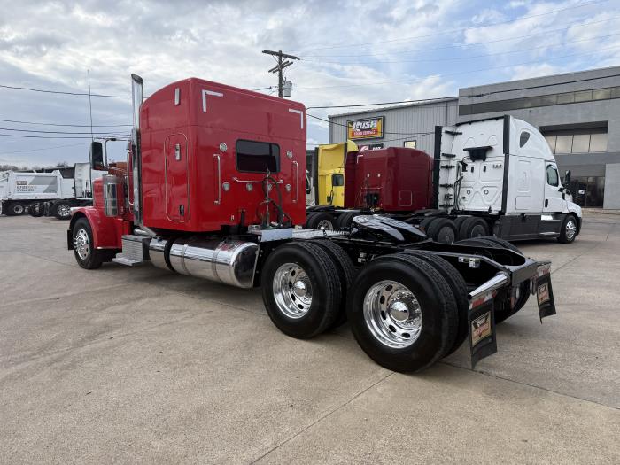 2022 Peterbilt 389-33