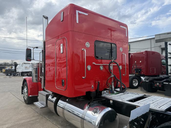 2022 Peterbilt 389-44