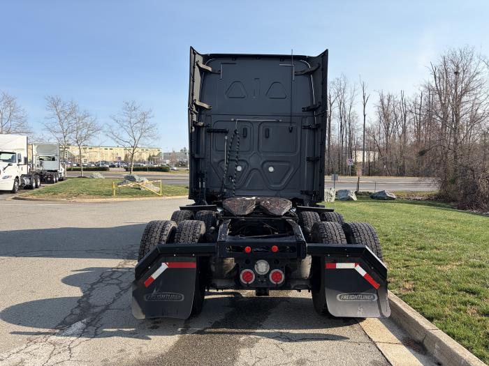 2020 Freightliner Cascadia-6