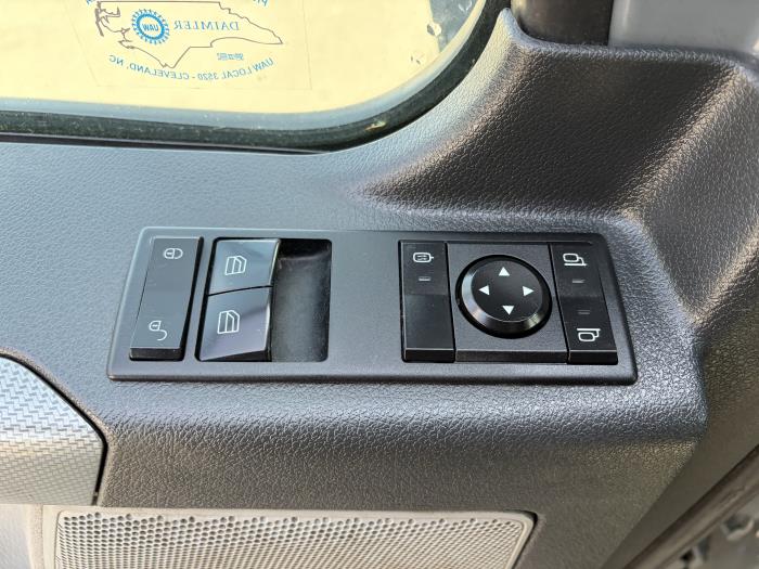 2020 Freightliner Cascadia-12