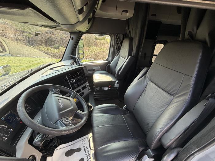 2020 Freightliner Cascadia-13