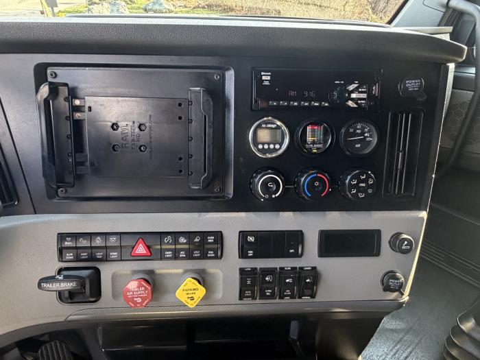 2020 Freightliner Cascadia-15