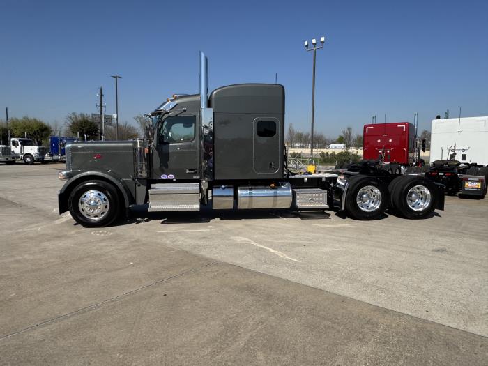 2027 Peterbilt 589-4