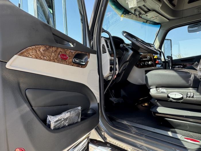 2027 Peterbilt 589-12