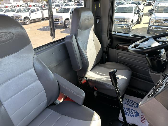 2020 Peterbilt 389-8