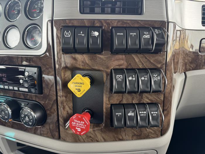 2027 Peterbilt 589-17