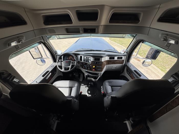 2027 Peterbilt 589-21