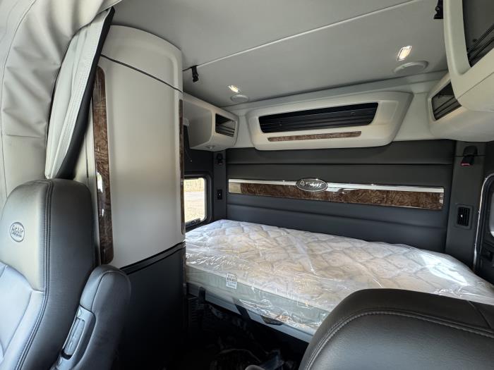 2027 Peterbilt 589-22