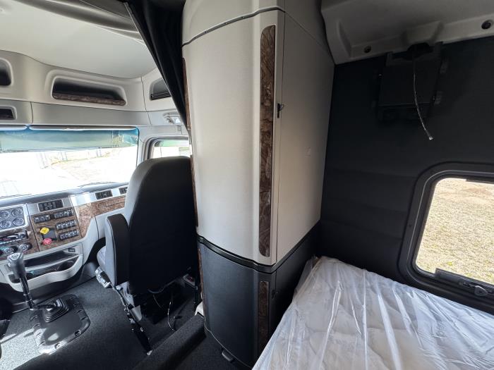 2027 Peterbilt 589-24