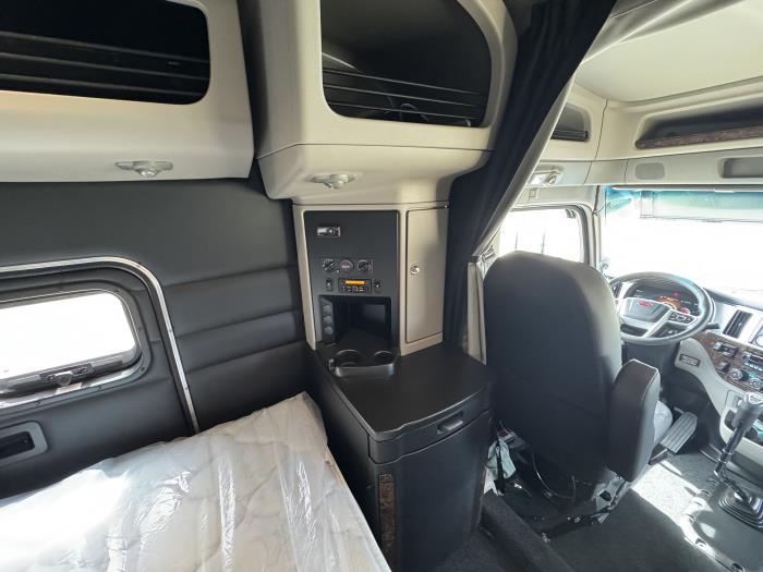 2027 Peterbilt 589-26