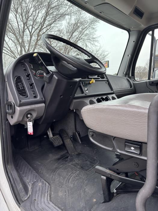 2022 Freightliner Business Class M2 106-15