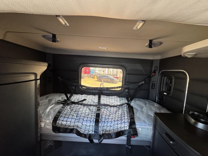 2027 Peterbilt 589-12