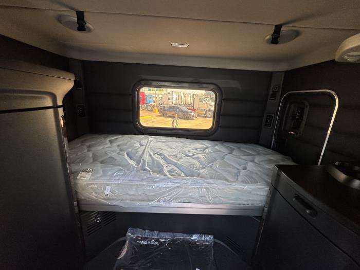 2027 Peterbilt 589-14