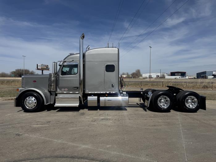 2027 Peterbilt 589-2