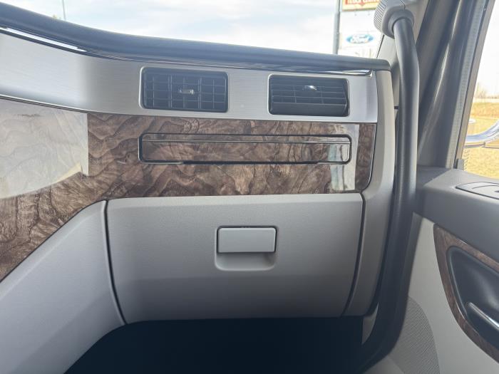 2027 Peterbilt 589-18