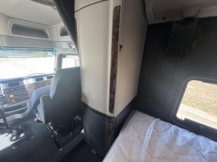 2027 Peterbilt 589-24