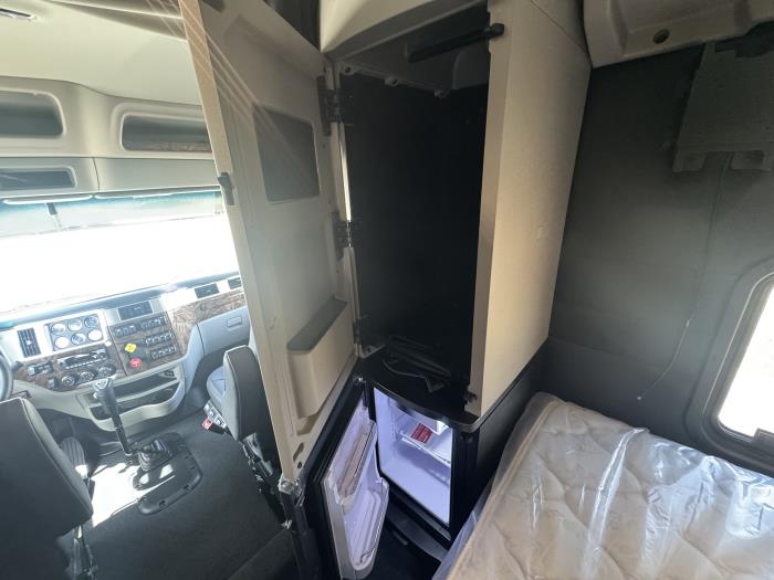 2027 Peterbilt 589-25