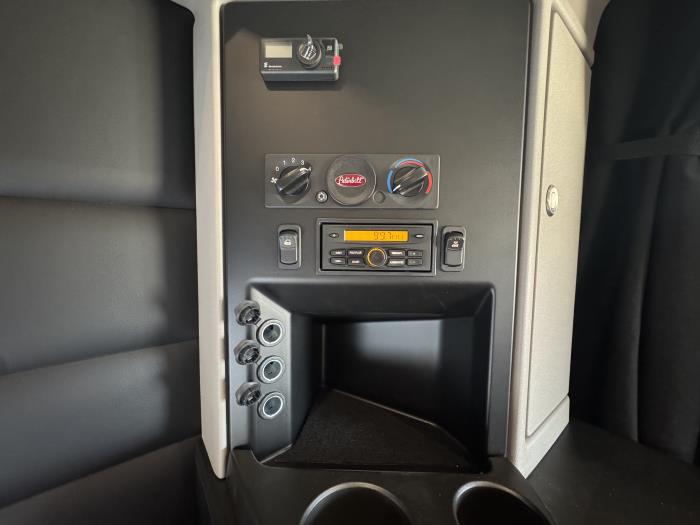 2027 Peterbilt 589-28