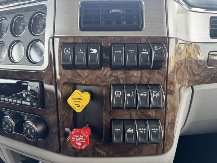 2027 Peterbilt 589-17