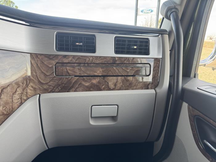 2027 Peterbilt 589-18