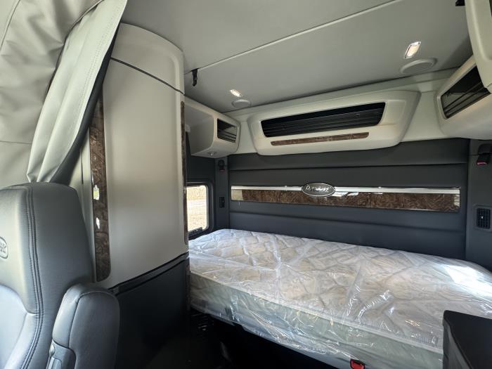 2027 Peterbilt 589-22