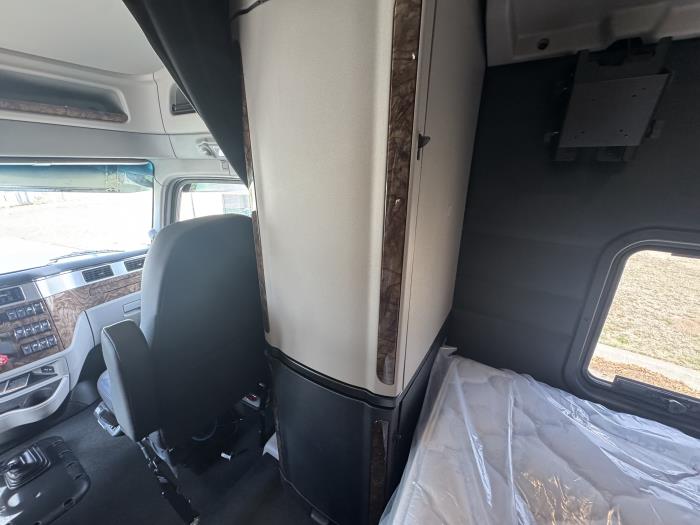 2027 Peterbilt 589-24