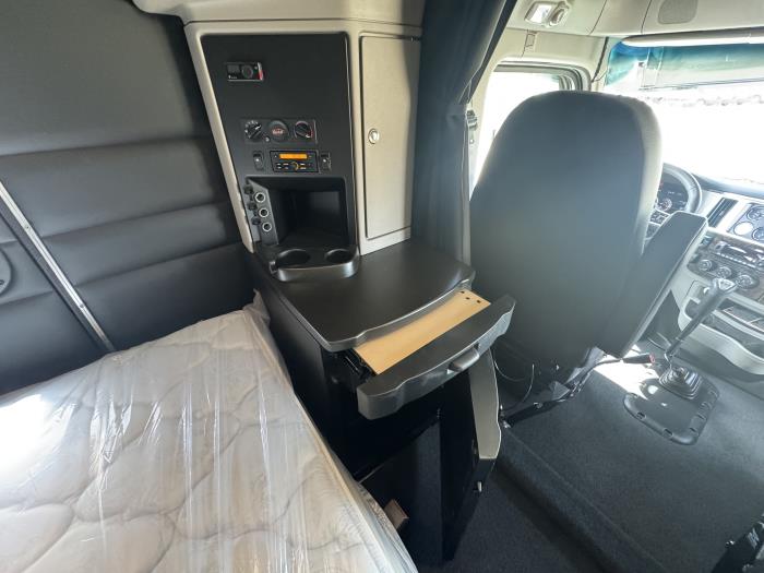 2027 Peterbilt 589-27